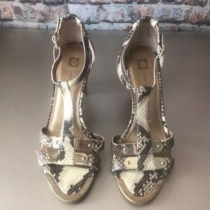 Anne Klein iflex T-Strap Heeled Sandel